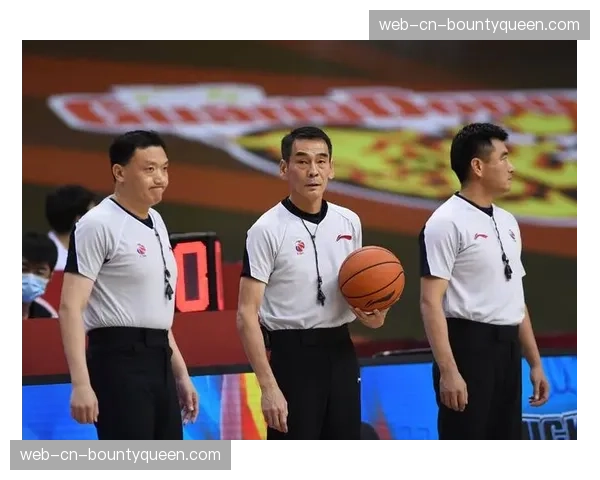 比赛因场地灯光故障中断一小时,两队球员在场上即兴表演娱乐观众 比赛因场地灯光故障中断一小时,两队球员在场上即兴表演娱乐观众