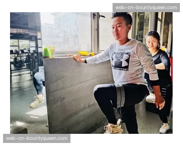 特写：比赛日背后的守护者——王牌队首席体能训练师的赛前准备工作